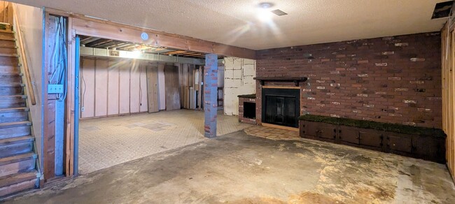 Building Photo - Spacious 3-Bedroom, 2-Bathroom Home
