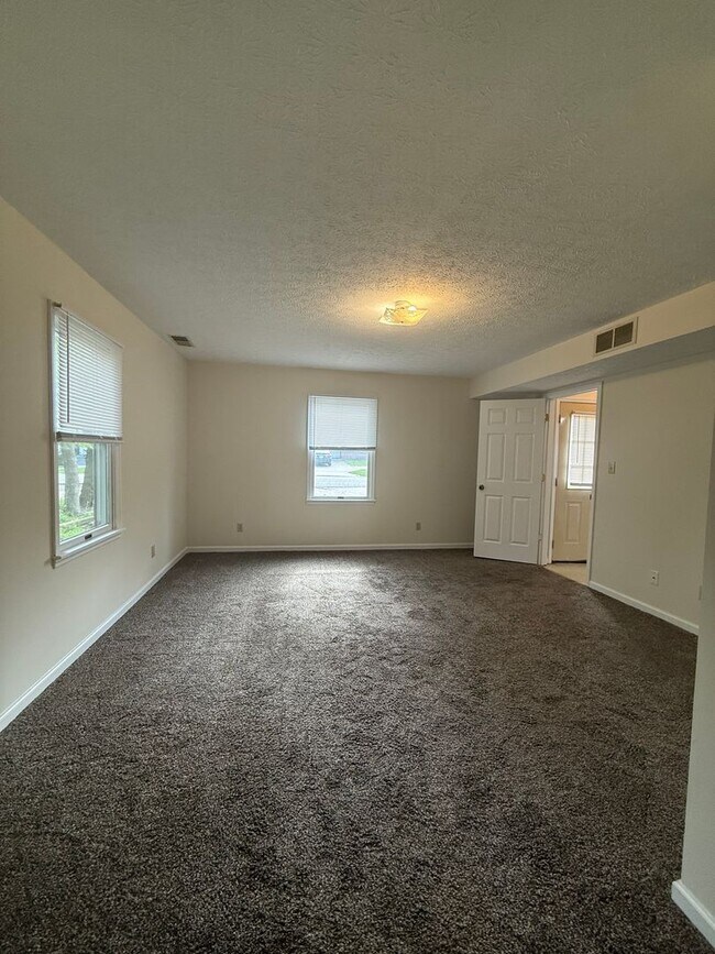 Building Photo - 1110 S Park Ave