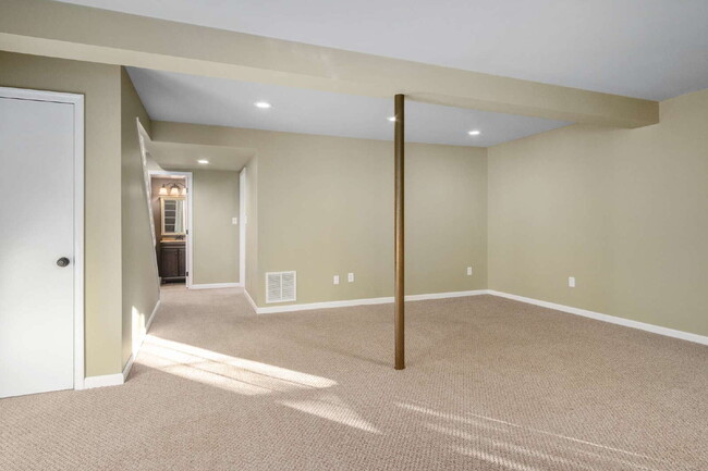 Building Photo - Charming Townhouse: Your New Home Awaits!