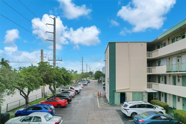 Building Photo - 1333 E Hallandale Beach Blvd