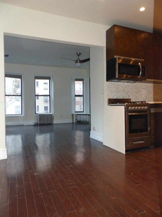 Building Photo - Stunning, Super Sunny Pre-War CORNER 1 BD,...