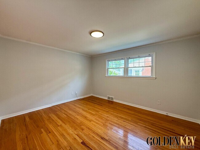 Building Photo - 2082 Vernier Rd