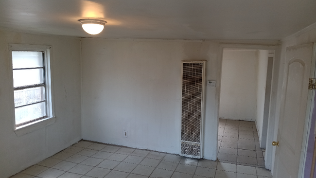 Building Photo - 207 N Van Buren St