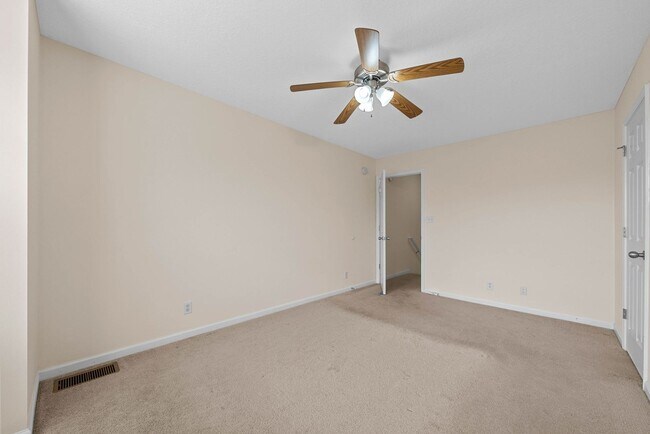 Building Photo - Large 2 Bedroom 2 1/2 Bath Dog Friendly Co...