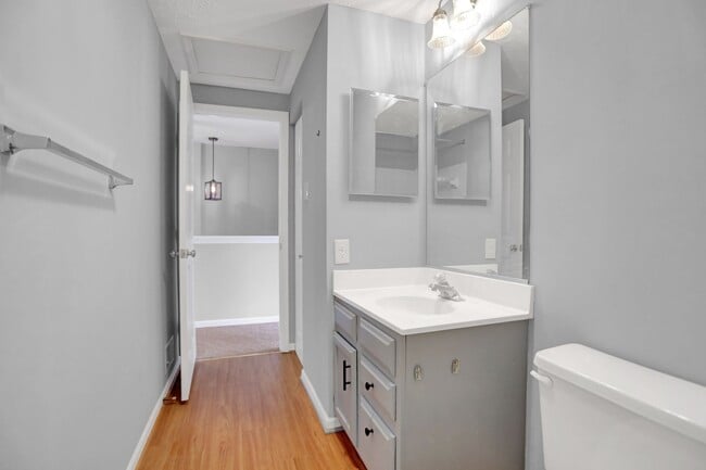 Building Photo - Charming End Of Group Townhome for Rent