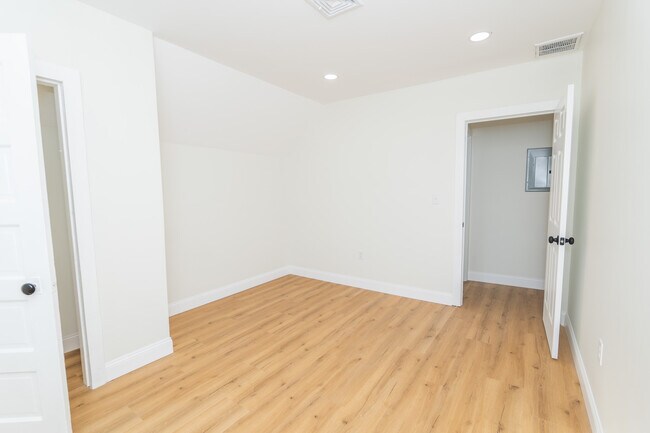 Building Photo - 84 Pembroke Ave