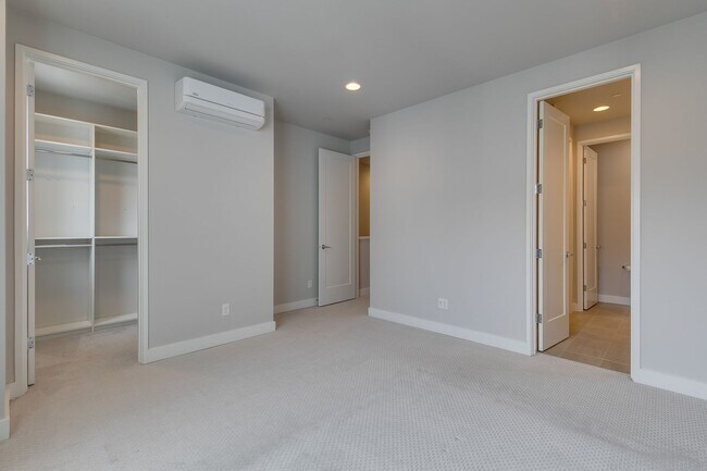 Building Photo - *Beautiful Modern 3 Bed Kirkland Townhome Available Now!*