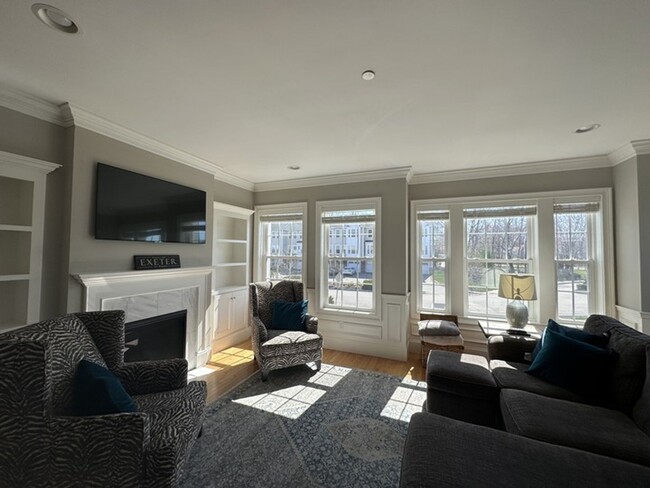 Building Photo - Spacious 3-Bedroom Townhouse in Prime Exet...