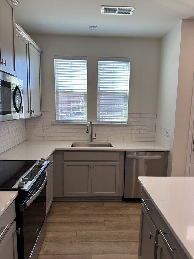 Building Photo - 1027 S Point Rd