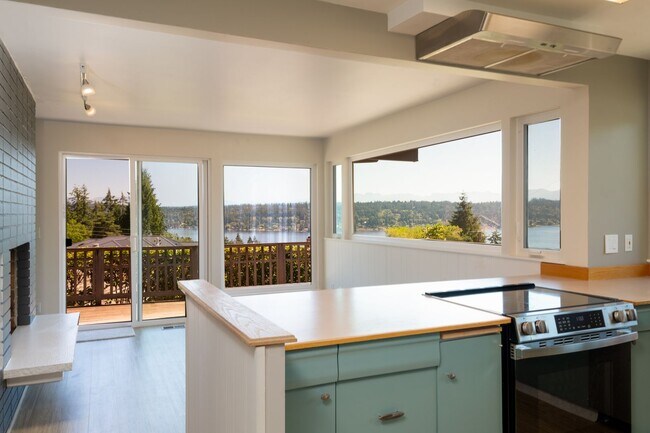 Building Photo - Exceptional Bellevue Home | Lake Sammamish Views | 5 Bed | 3 Bath | 3,380 Sq Ft