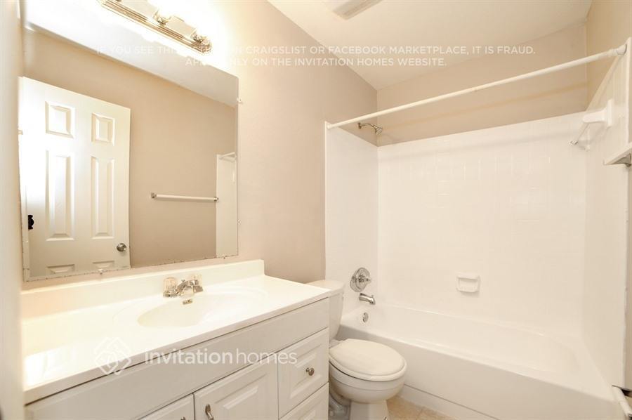 Building Photo - 2324 Fulton Way SW