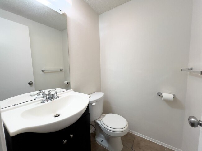 Building Photo - 2 Bed/ 1 Bath With Easy Access to 183/290 and 35
