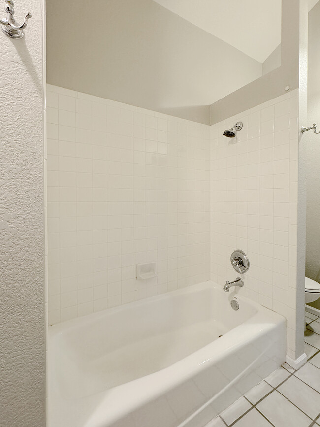 Shared Bathroom Shower - 9927 Prairie Falcon Ct