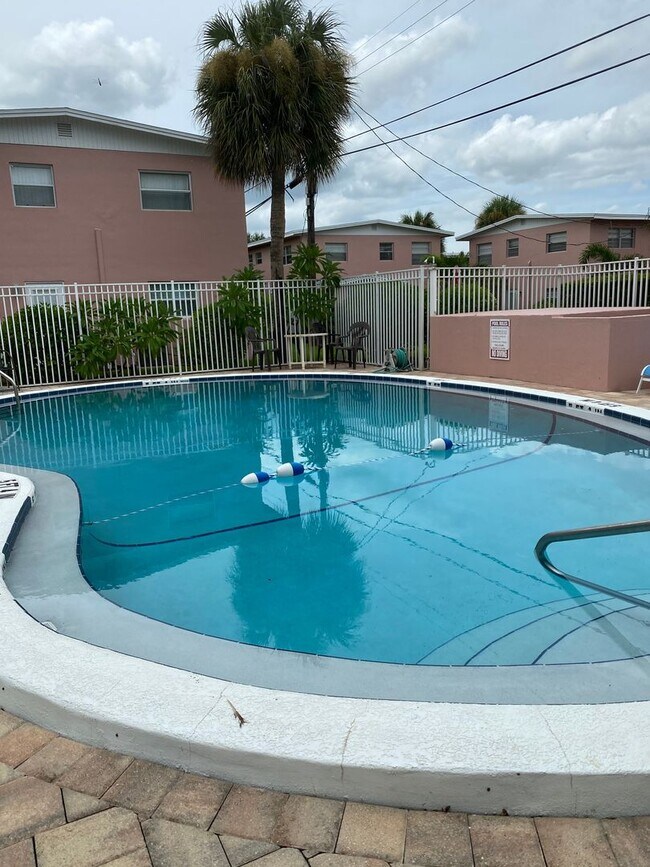 Building Photo - WALK TO THE BEACH FROM YOUR TOTALLY UPDATED, BEAUTIFUL CONDO!