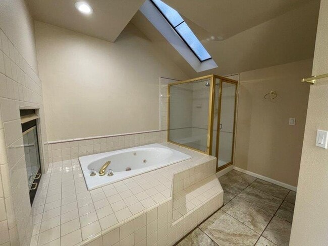 Building Photo - Large Open 4 Bedroom