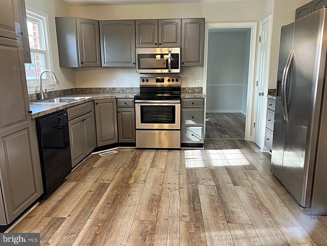 Building Photo - 17447 Pelham View Dr