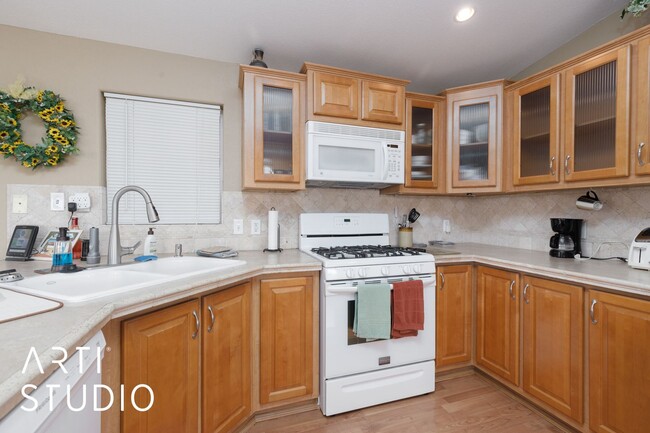 Building Photo - Fully furnished 2-bedroom 2-bathroom