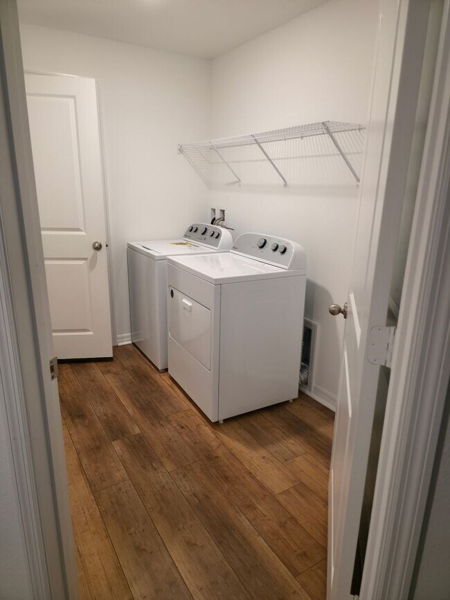 Building Photo - Brand New 3/2/2 furnished close to I75 to commute to Tampa or Ocala.