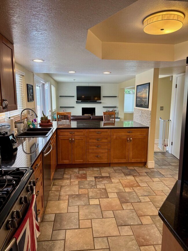 Building Photo - Spacious 4-Bedroom House Near Open Space in Heatherwood, Boulder