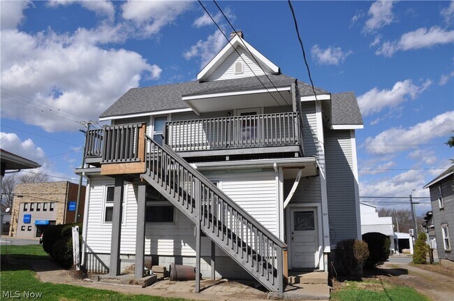 Building Photo - 11 E Main St