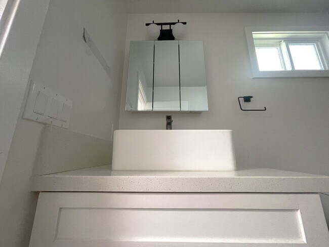 Building Photo - Modern, Private 1-Bedroom ADU – Available ...
