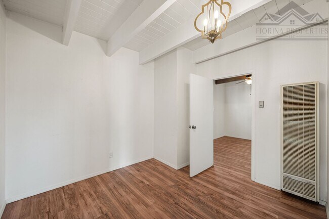 Building Photo - Rustic Santa Fe Charm on Kathryn Ave.