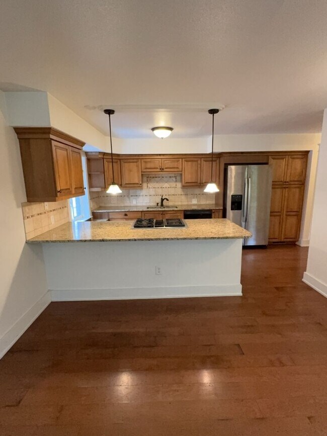 Building Photo - Location! Location! 2bd 1 ba Condo mere bl...