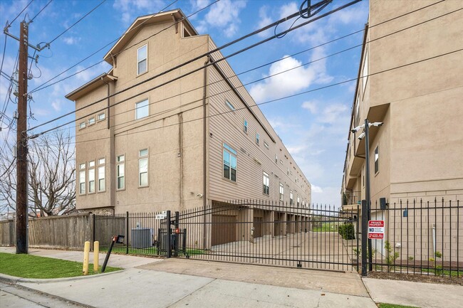 Building Photo - 115 E 2nd St