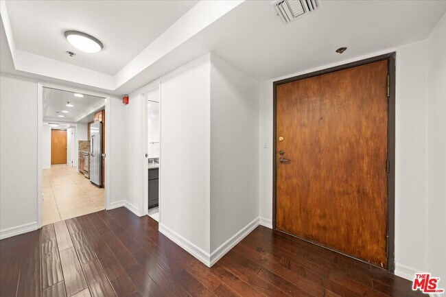 Building Photo - 10660 Wilshire Blvd