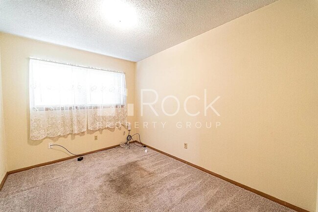 Building Photo - 3 Bedroom Home with 2-Car Garage and Covered Parking