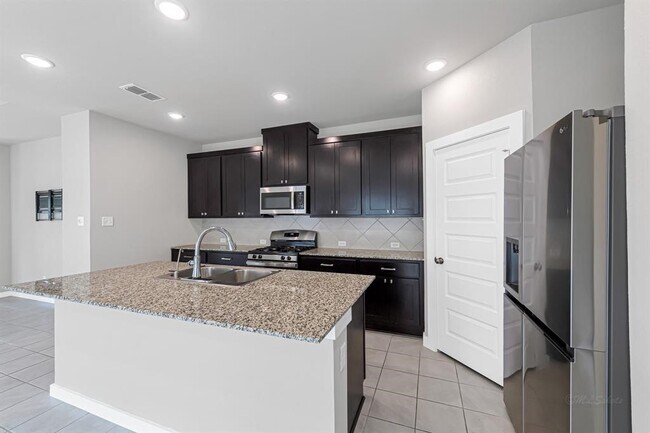 Building Photo - 7138 Clearwater Cv Dr