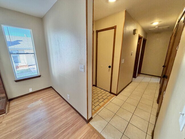 Building Photo - 1012 N Chowning Ave