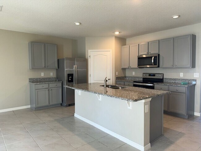 Building Photo - Grab this 4 bedroom home today!