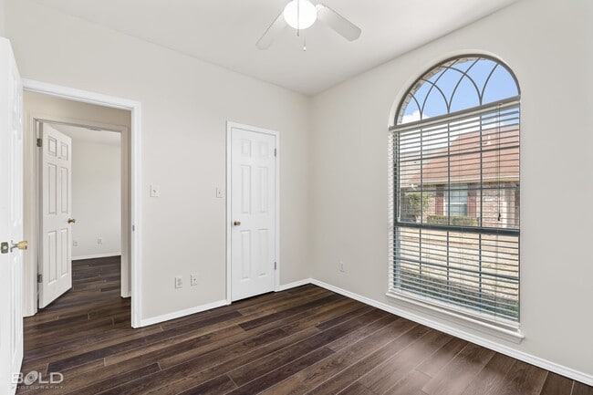 Building Photo - 5005 Longstreet Pl