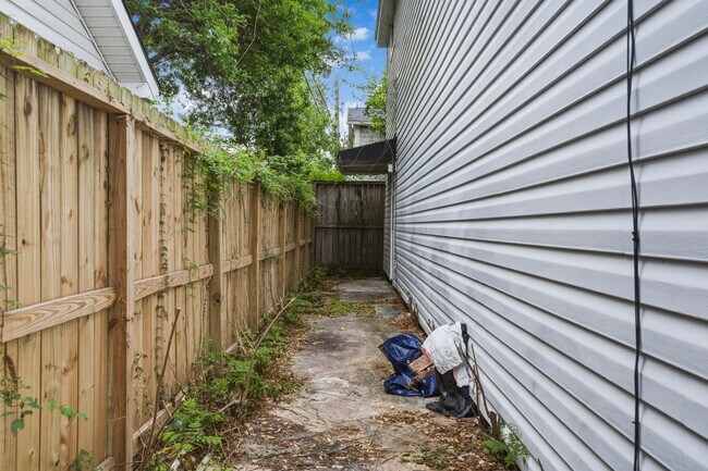 Building Photo - 1616 Kipling St