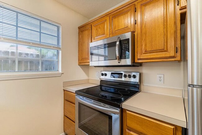 Building Photo - 410 SE J St A, B, C