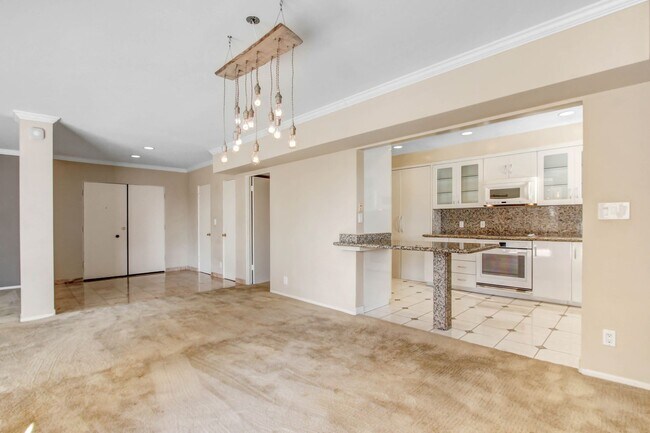 Building Photo - Spacious & Bright 3BR Condo with Bonus Room, Secured Parking & Hollywood History!