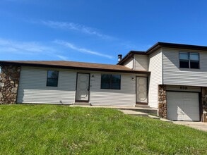 Building Photo - Spacious 2 bedroom 1 bathroom duplex in a great location!