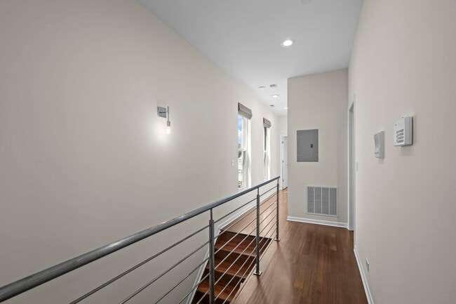 Building Photo - 876 N Hermitage Ave
