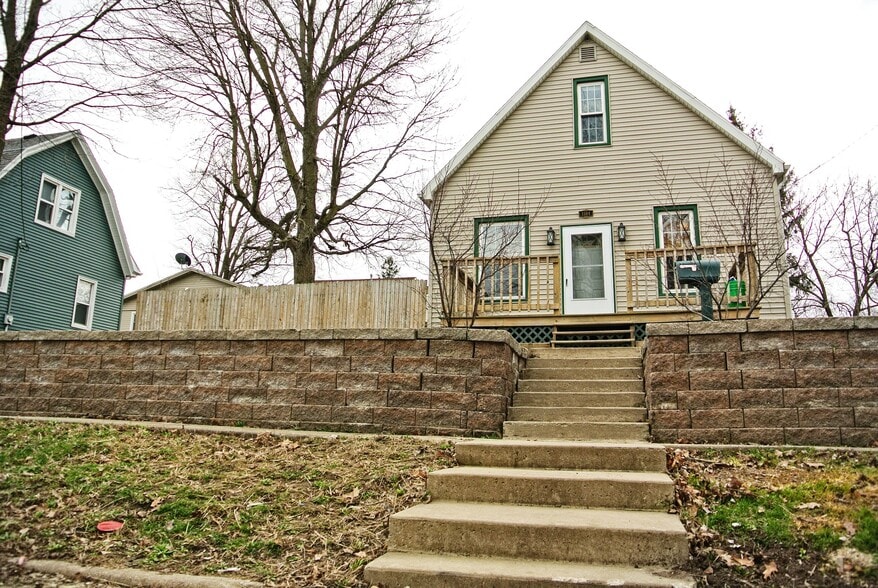 Privacy fenced yard with large deck off dinning room. - 1104 West Taylor Street