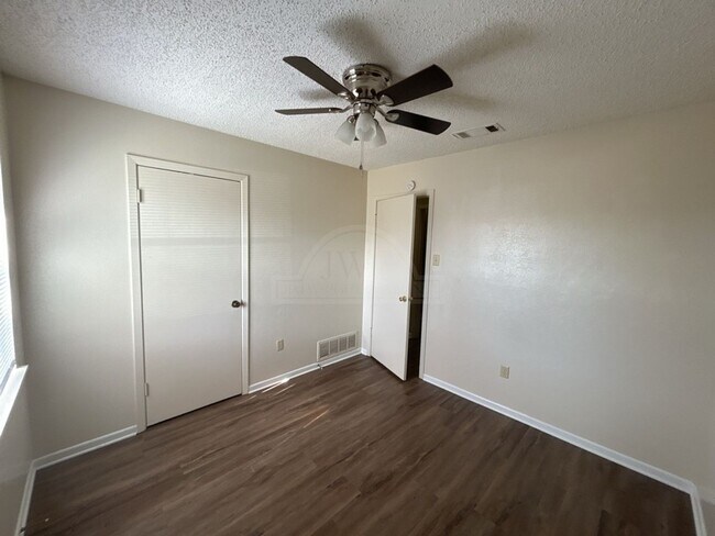 Building Photo - 607 Spoke Dr