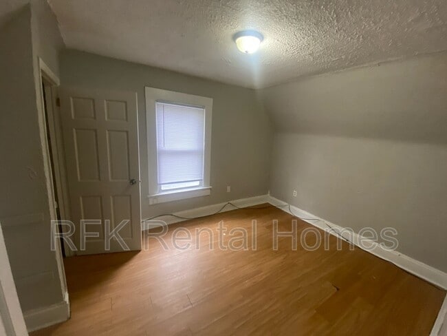 Building Photo - 912 S 17th St