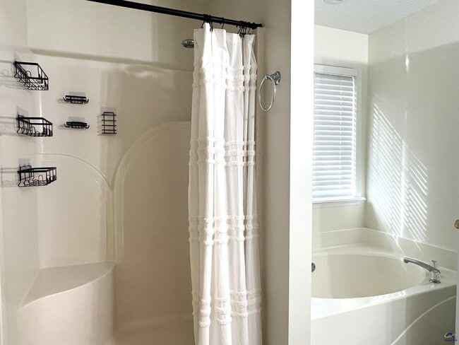 Building Photo - 134 Stone Brooke Dr