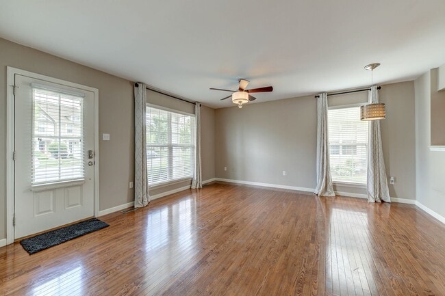 Building Photo - Gorgeous Updated 3 Bed 2.5 Bath Home w/2 C...