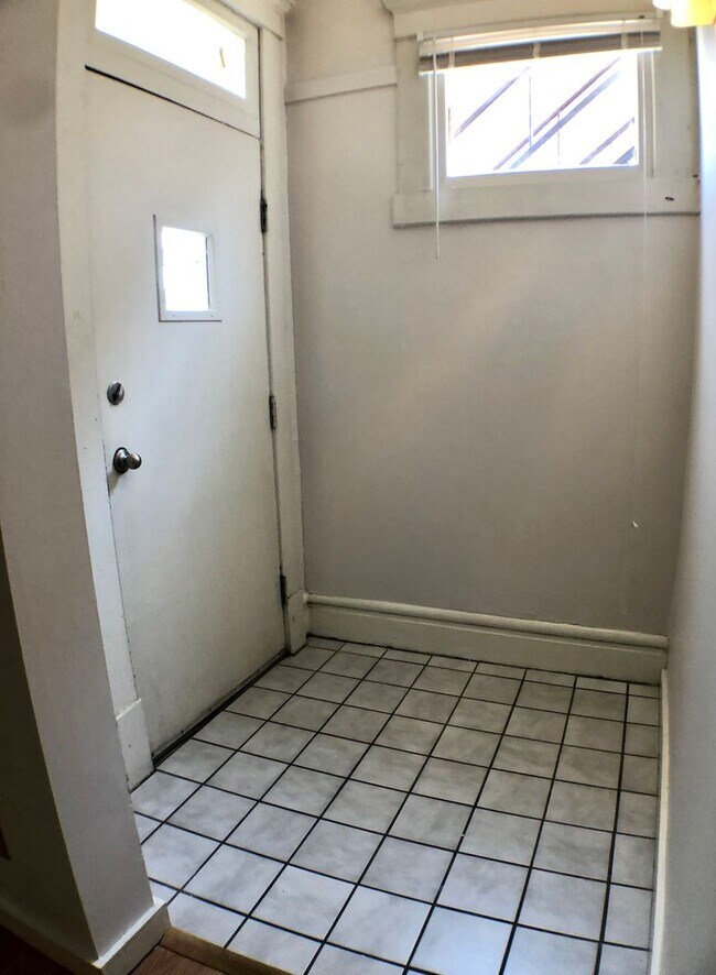 Building Photo - 1 Bed / 1 Bath on 10th Ave close to Wexner...