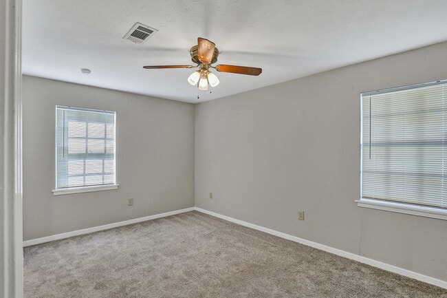 Building Photo - 205 Walnut St