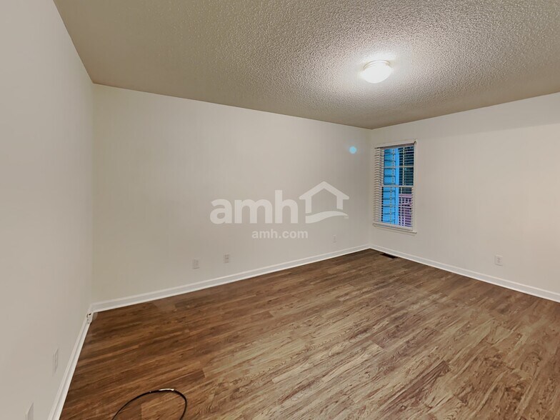 Building Photo - 412 Redpath Dr