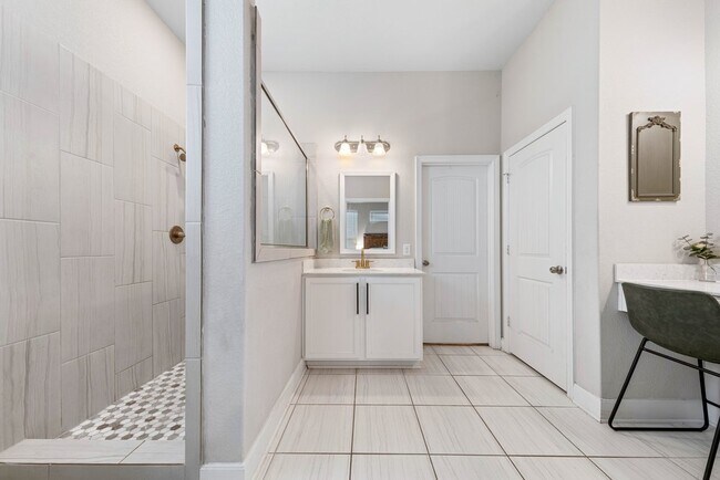 Building Photo - Spacious 4-Bed Oasis with Pool Access & Modern Upgrades in New Braunfels