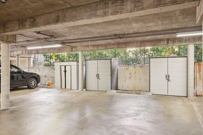 Building Photo - Upstairs Bright 2 bedroom Condo