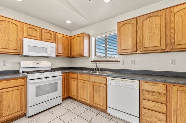 Building Photo - 8650 La Mancha Ln